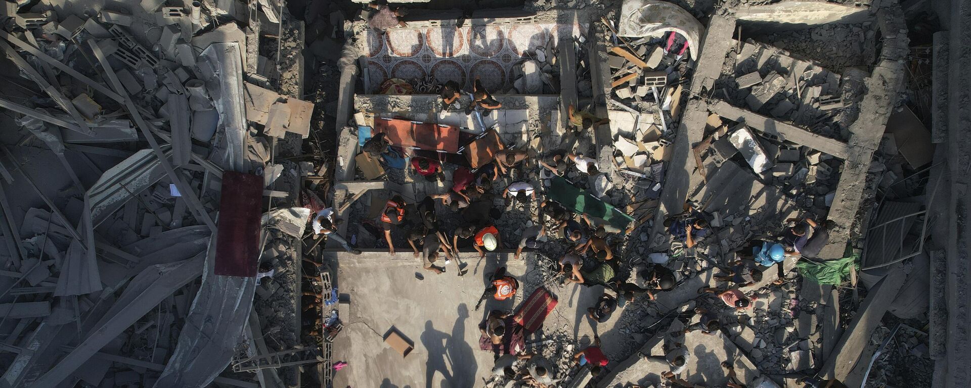 فلسطينيون يتفقدون أنقاض المباني التي ضربتها غارة جوية إسرائيلية في مخيم الشاطئ للاجئين، قطاع غزة، 12 أكتوبر 2023. - سبوتنيك عربي, 1920, 24.10.2023