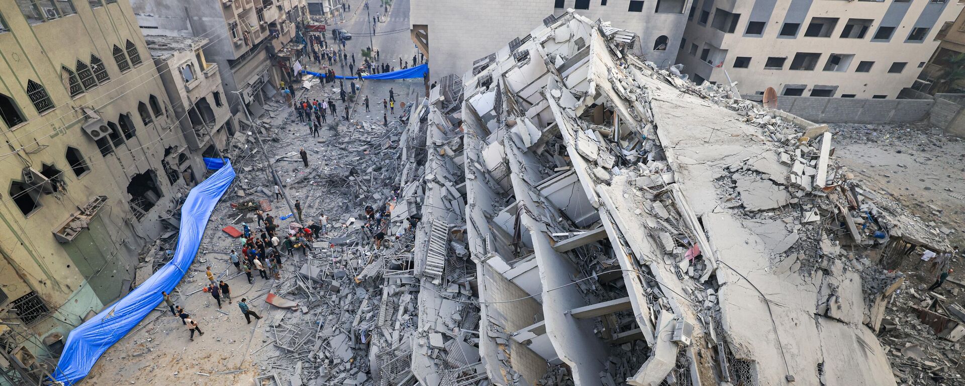 أشخاص يتفقدون أنقاض مبنى دمر في غارات إسرائيلية في مدينة غزة، قطاع غزة 8 أكتوبر 2023. - سبوتنيك عربي, 1920, 01.11.2023