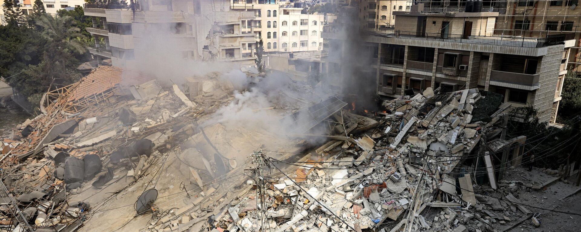 دخان يتصاعد من أنقاض مبنى دمرته غارة جوية إسرائيلية في مدينة غزة، قطاع غزة 8 أكتوبر 2023.  - سبوتنيك عربي, 1920, 30.10.2023