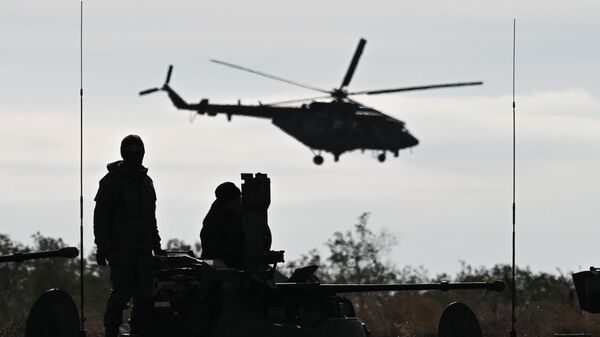 تدريبات أطقم ناقلات الجنود المدرعة وعربات المشاة القتالية التابعة للقوات المسلحة الروسية في ميدان عسكري للتدريب في منطقة العملية العسكرية الخاصة - سبوتنيك عربي