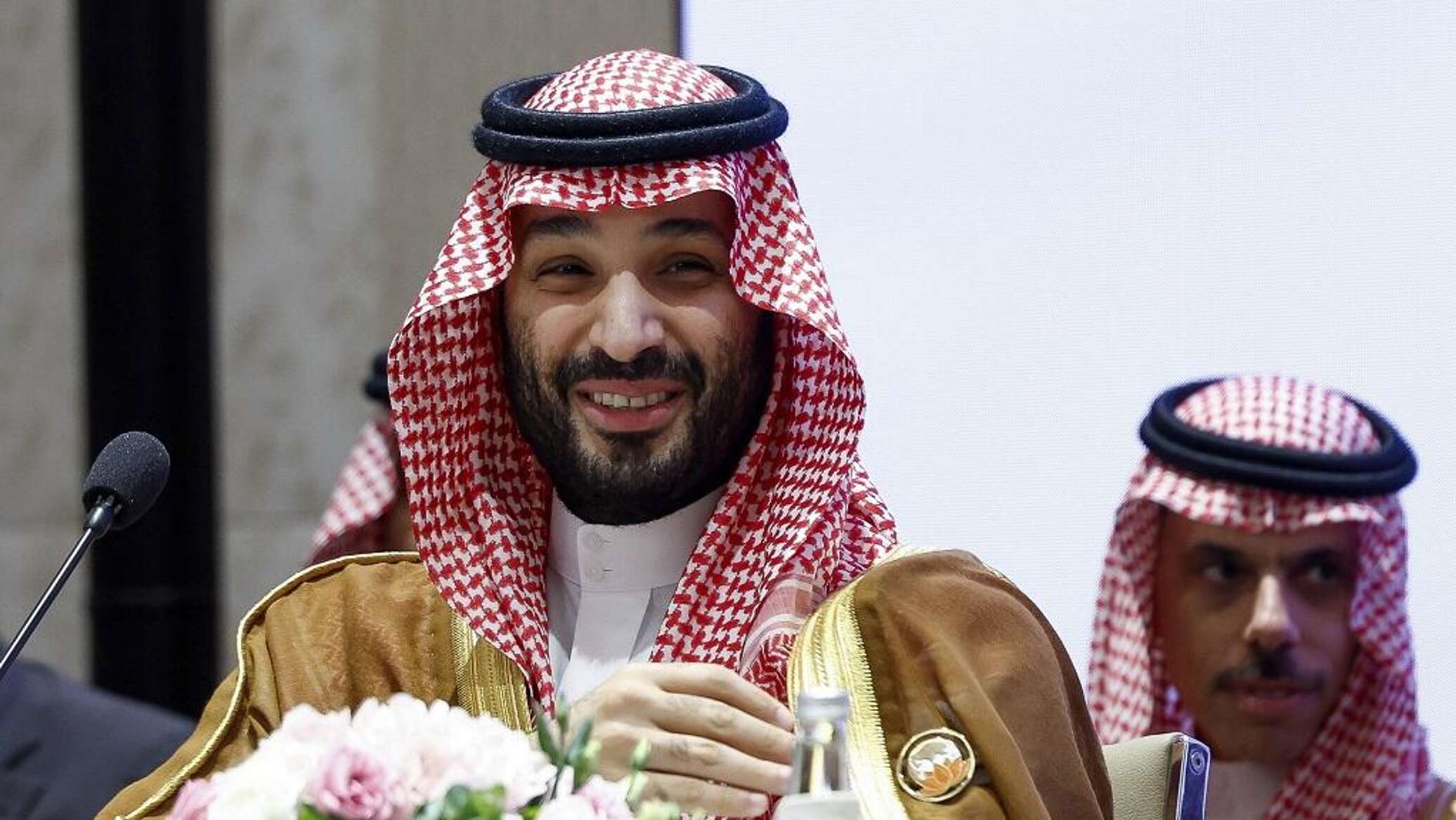 محمد بن سلمان يبحث مع الشرع خطط تثبيت الأمن والاستقرار في سوريا.. فيديو