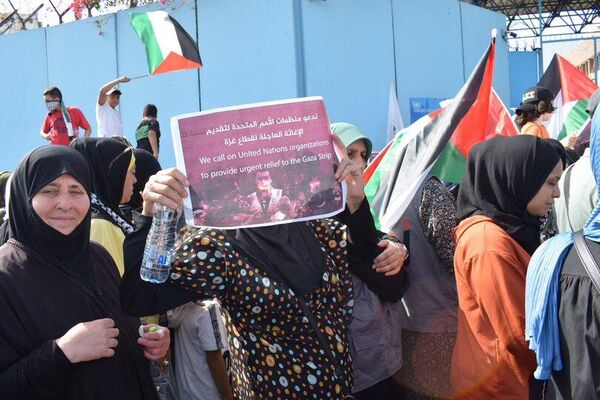 احتجاجًا على تخاذل المنظمات الدولية...اعتصام أمام مقر الأونروا في لبنان - سبوتنيك عربي