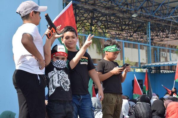 احتجاجًا على تخاذل المنظمات الدولية...اعتصام أمام مقر الأونروا في لبنان - سبوتنيك عربي