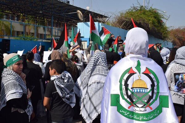 احتجاجًا على تخاذل المنظمات الدولية...اعتصام أمام مقر الأونروا في لبنان - سبوتنيك عربي