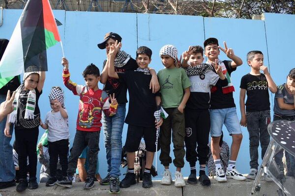 احتجاجًا على تخاذل المنظمات الدولية...اعتصام أمام مقر الأونروا في لبنان - سبوتنيك عربي