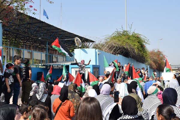 احتجاجًا على تخاذل المنظمات الدولية...اعتصام أمام مقر الأونروا في لبنان - سبوتنيك عربي