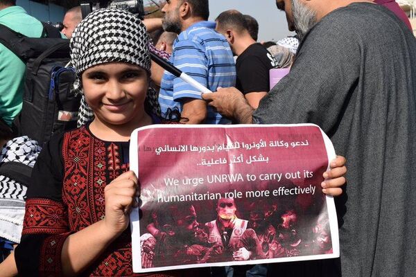 احتجاجًا على تخاذل المنظمات الدولية...اعتصام أمام مقر الأونروا في لبنان - سبوتنيك عربي