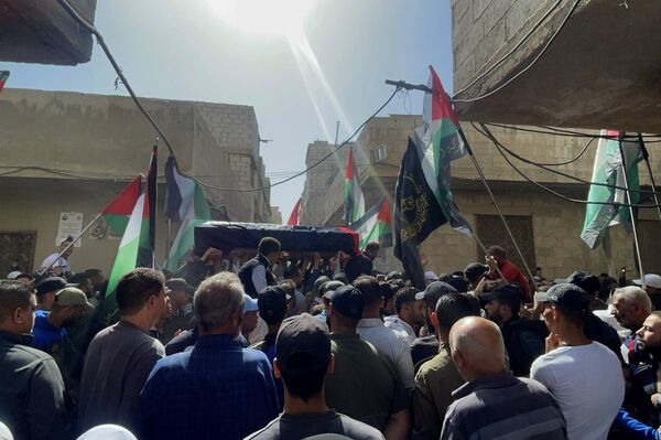 فلسطينيو سوريا يشيعون مقاومين ارتقوا خلال معارك مع الجيش الإسرائيلي جنوب لبنان
 - سبوتنيك عربي