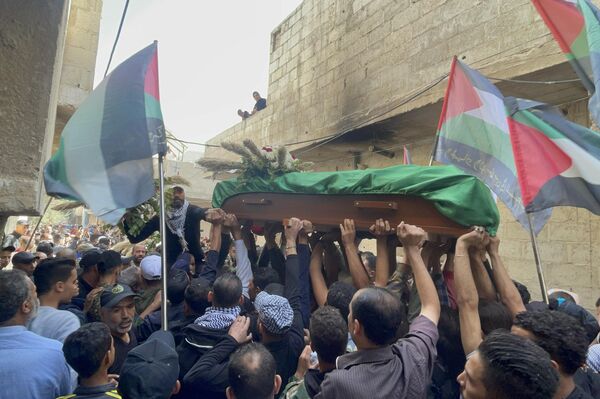 فلسطينيو سوريا يشيعون مقاومين ارتقوا خلال معارك مع الجيش الإسرائيلي جنوب لبنان
 - سبوتنيك عربي