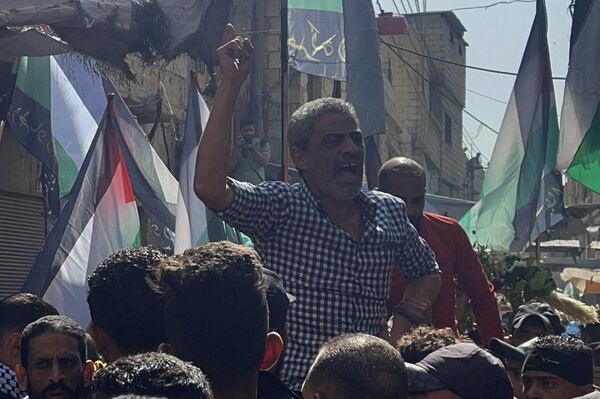 فلسطينيو سوريا يشيعون مقاومين ارتقوا خلال معارك مع الجيش الإسرائيلي جنوب لبنان - سبوتنيك عربي