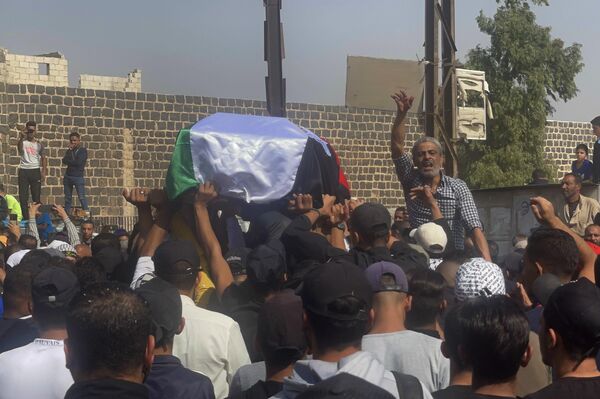 فلسطينيو سوريا يشيعون مقاومين ارتقوا خلال معارك مع الجيش الإسرائيلي جنوب لبنان - سبوتنيك عربي