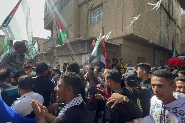 فلسطينيو سوريا يشيعون مقاومين ارتقوا خلال معارك مع الجيش الإسرائيلي جنوب لبنان - سبوتنيك عربي