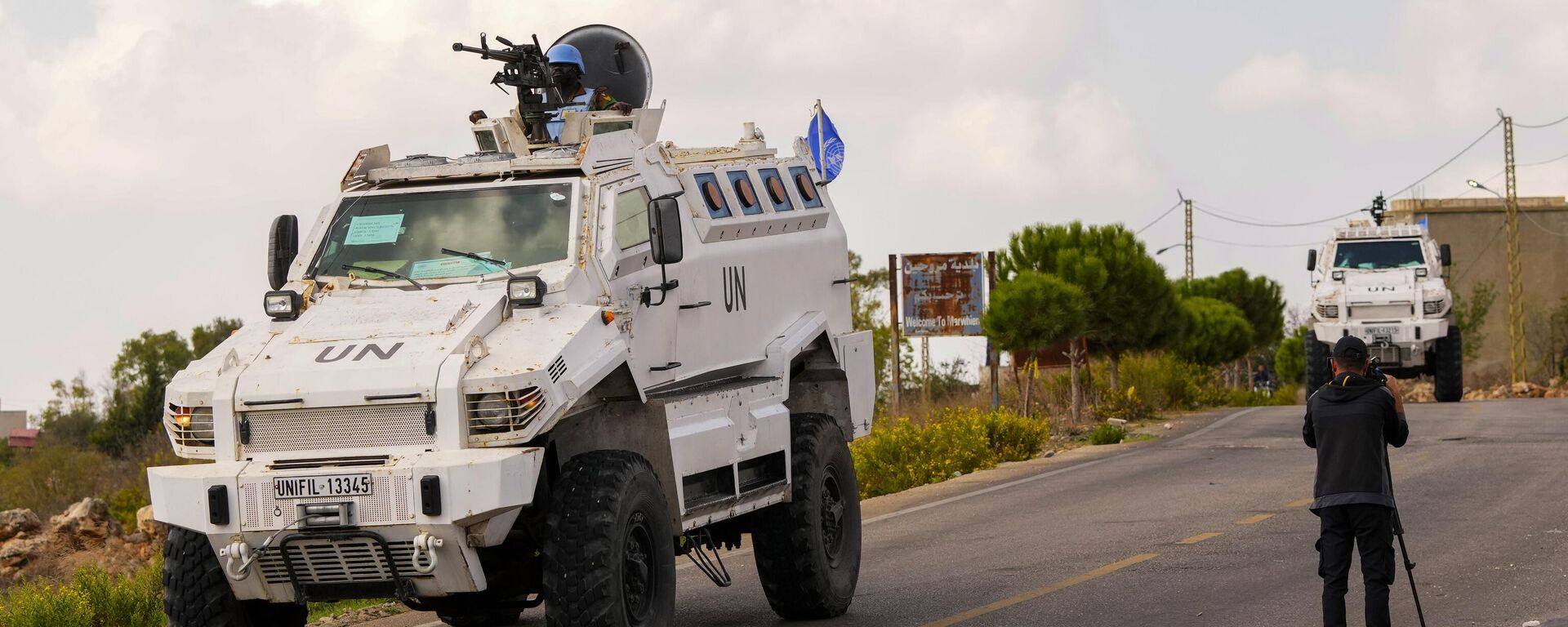 صحفي يصور دورية لقوات حفظ السلام التابعة للأمم المتحدة على الجانب اللبناني من الحدود اللبنانية الإسرائيلية في قرية مروحين الجنوبية، لبنان، الخميس 12 أكتوبر 2023 - سبوتنيك عربي, 1920, 26.12.2025