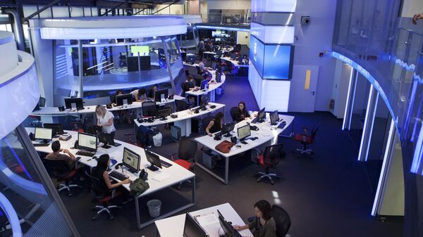 صحفيون يعملون داخل استوديو قناة تلفزيونية في تل أبيب، إسرائيل - سبوتنيك عربي