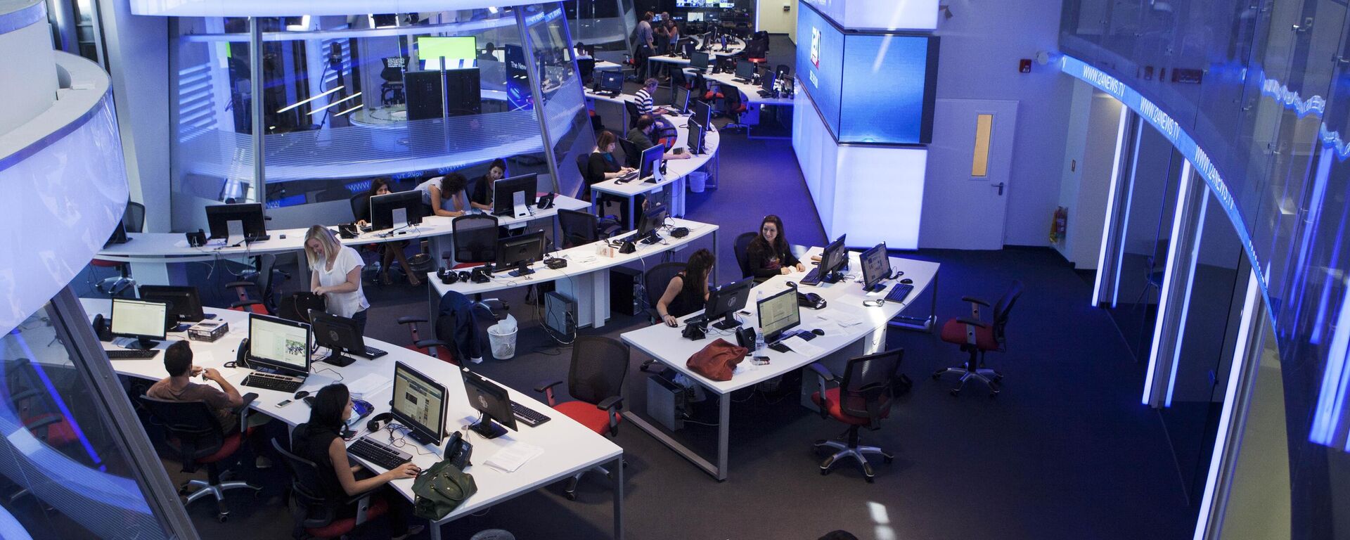 صحفيون يعملون داخل استوديو قناة تلفزيونية في تل أبيب، إسرائيل - سبوتنيك عربي, 1920, 10.08.2025