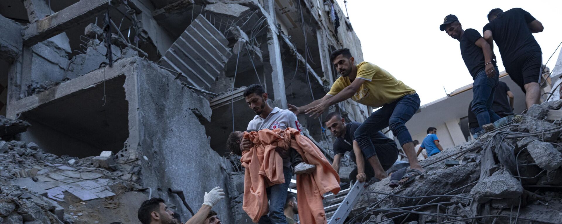 عملية إنقاذ العالقين في ركام المنازل التي قصفها الطيران الحربي الإسرائيلي على قطاع غزة ،  24 أكتوبر 2023. - سبوتنيك عربي, 1920, 29.10.2023