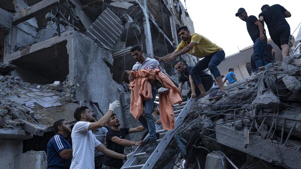 عملية إنقاذ العالقين في ركام المنازل التي قصفها الطيران الحربي الإسرائيلي على قطاع غزة ،  24 أكتوبر 2023. - سبوتنيك عربي