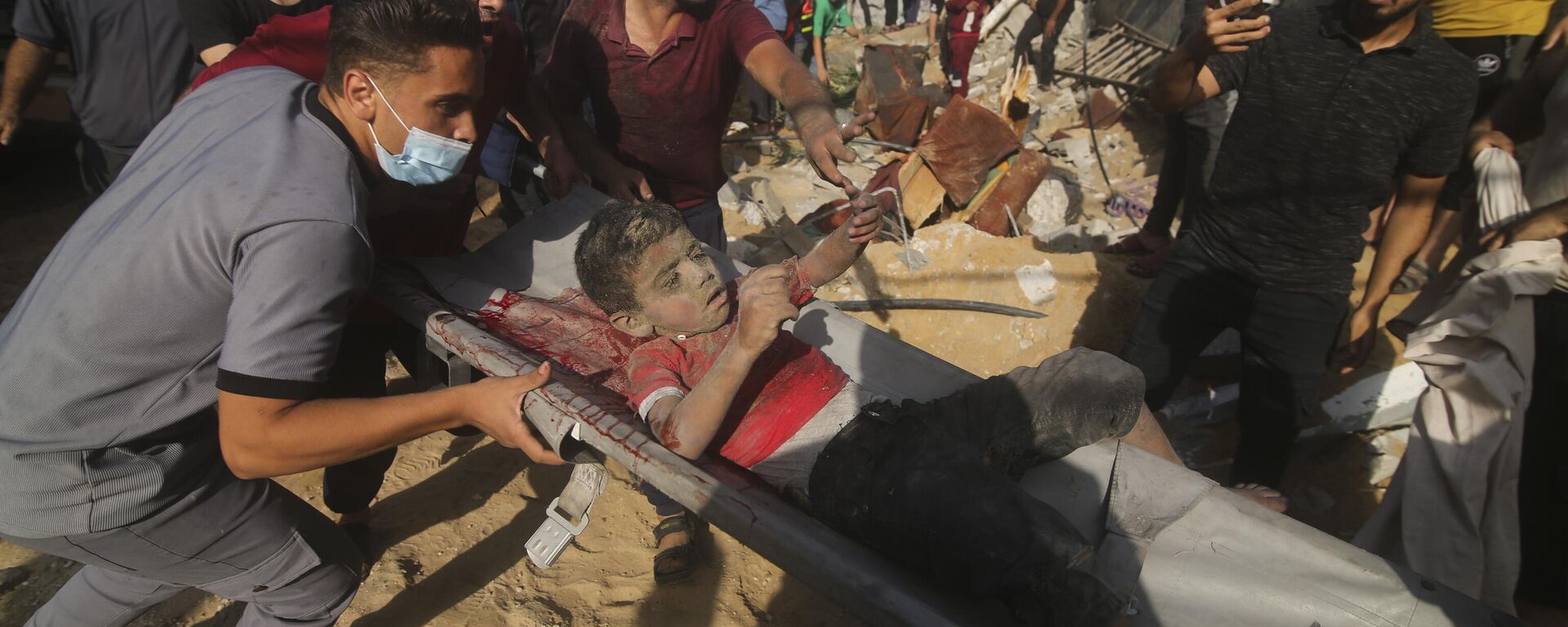 عملية إنقاذ العالقين في ركام المنازل التي قصفها الطيران الحربي الإسرائيلي على قطاع غزة، رفح  24 أكتوبر 2023. - سبوتنيك عربي, 1920, 28.10.2023