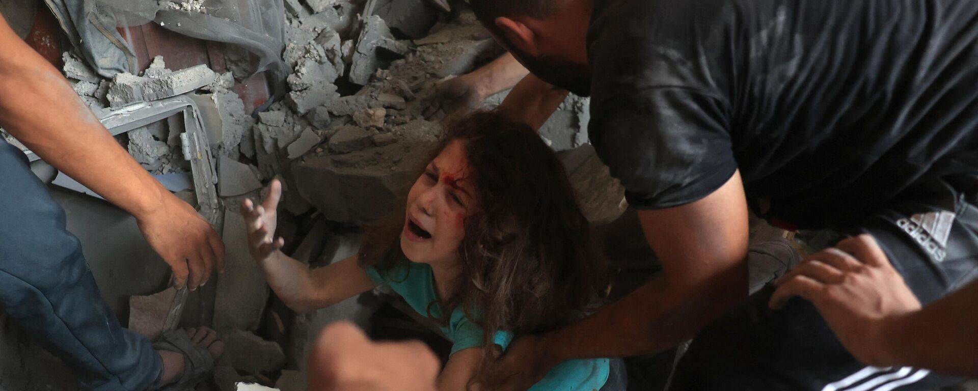 عملية إنقاذ العالقين في ركام المنازل التي قصفها الطيران الحربي الإسرائيلي على قطاع غزة، رفح 17 أكتوبر 2023. - سبوتنيك عربي, 1920, 28.10.2023