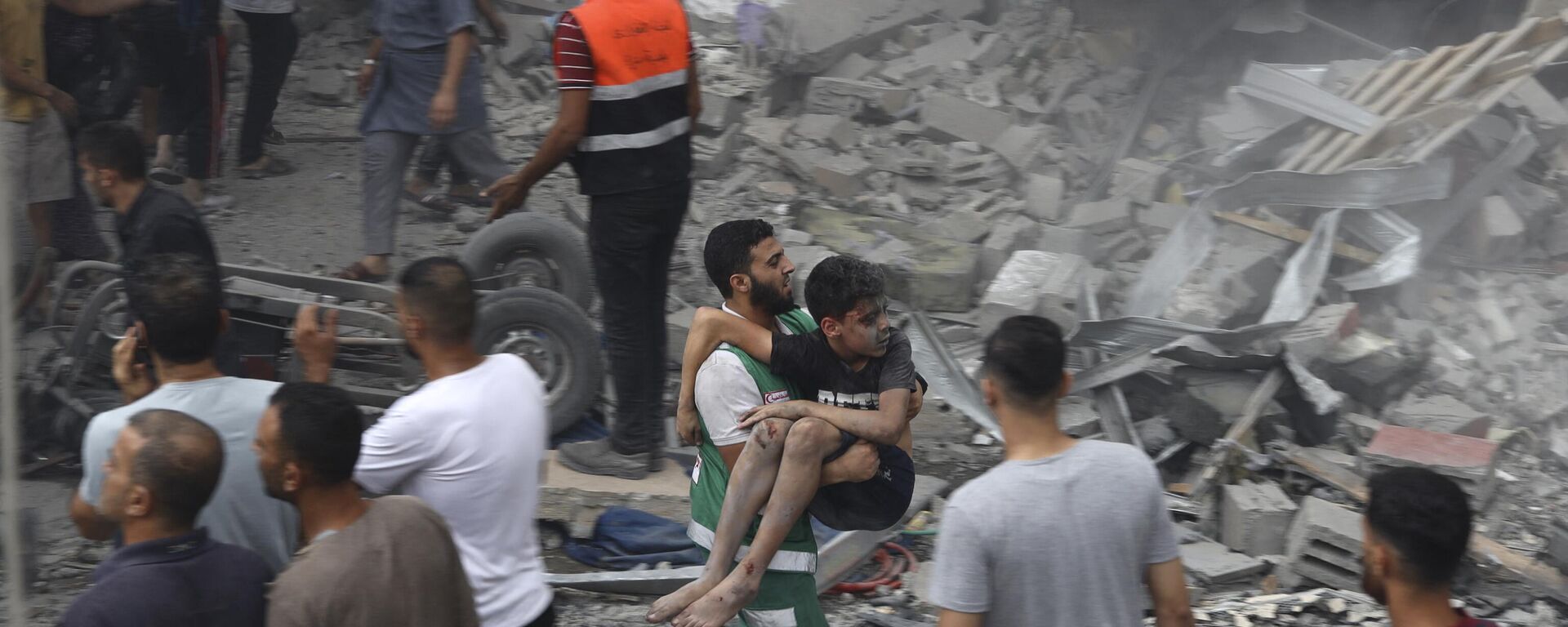 عملية إنقاذ العالقين في ركام المنازل التي قصفها الطيران الحربي الإسرائيلي على قطاع غزة، مدينة غزة 13 أكتوبر 2023. - سبوتنيك عربي, 1920, 02.11.2023