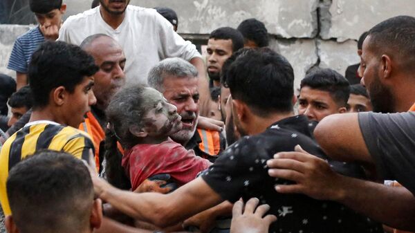 عملية إنقاذ العالقين في ركام المنازل التي قصفها الطيران الحربي الإسرائيلي على قطاع غزة، مدينة دير البلح 13 أكتوبر 2023. - سبوتنيك عربي
