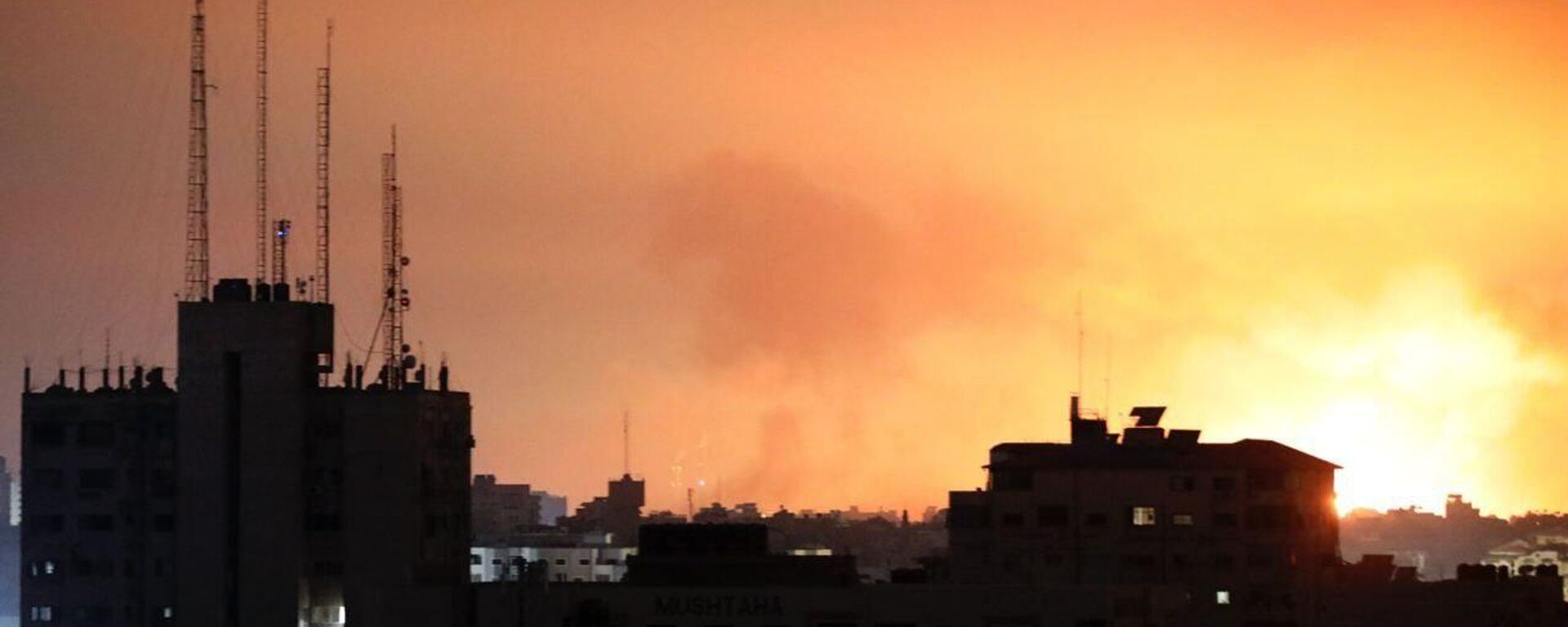 قصف إسرائيلي هو الأعنف على قطاع غزة مساء اليوم الـ 21 للحرب  - سبوتنيك عربي, 1920, 11.04.2026