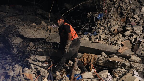 تحت القصف والنيران تواصل طواقم الدفاع المدني عملها في قطاع غزة لإنقاذ حياة المواطنين من تحت الانقاض  - سبوتنيك عربي