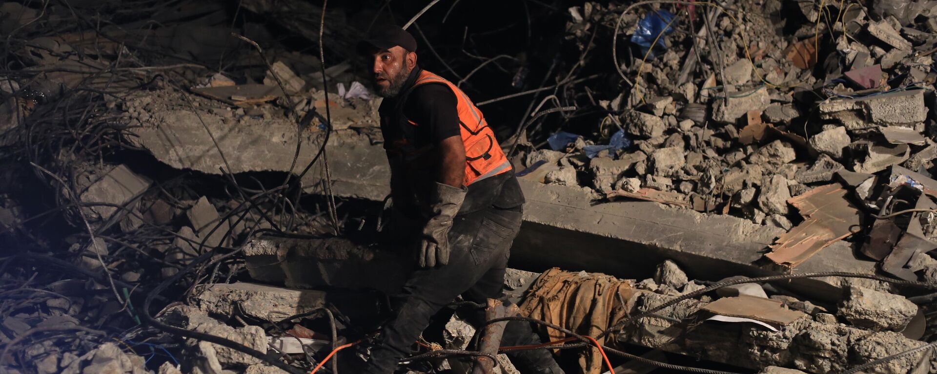 تحت القصف والنيران تواصل طواقم الدفاع المدني عملها في قطاع غزة لإنقاذ حياة المواطنين من تحت الانقاض  - سبوتنيك عربي, 1920, 04.08.2025