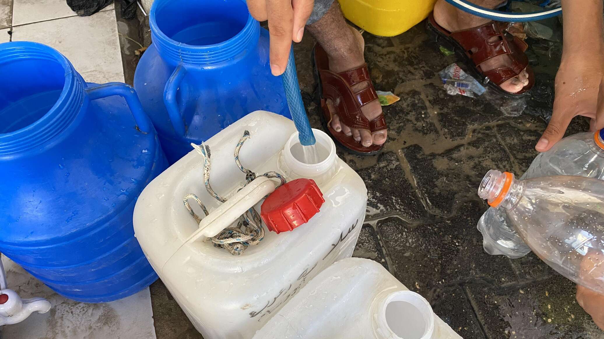 العلماء يبتكرون طريقة منزلية بسيطة للتخلص من جزيئات البلاستيك في مياه الشرب