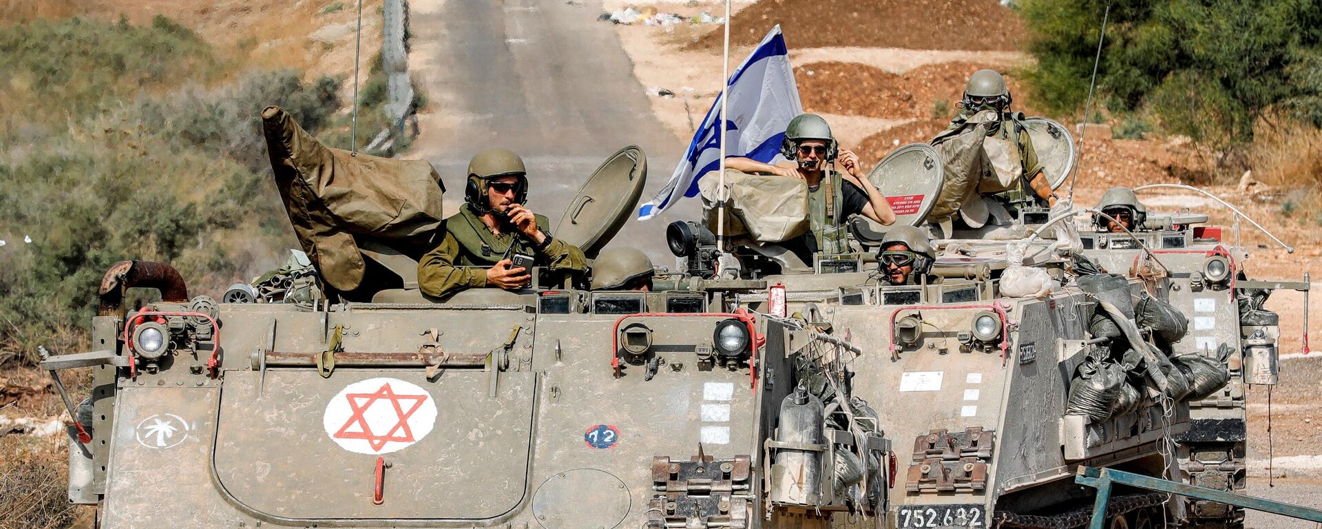 انتشار قوات الجيش الإسرائيلي على طول طريق بالقرب من بلدة كريات شمونة على الحدود مع لبنان، 31 أكتوبر 2023 - سبوتنيك عربي, 1920, 29.02.2024