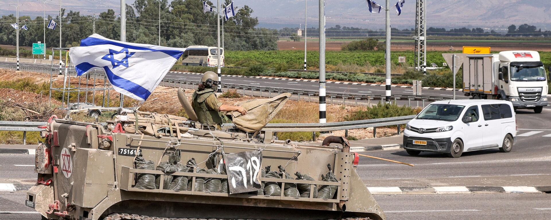 انتشار قوات الجيش الإسرائيلي على طول طريق بالقرب من بلدة كريات شمونة على الحدود مع لبنان، 31 أكتوبر 2023 - سبوتنيك عربي, 1920, 15.11.2023