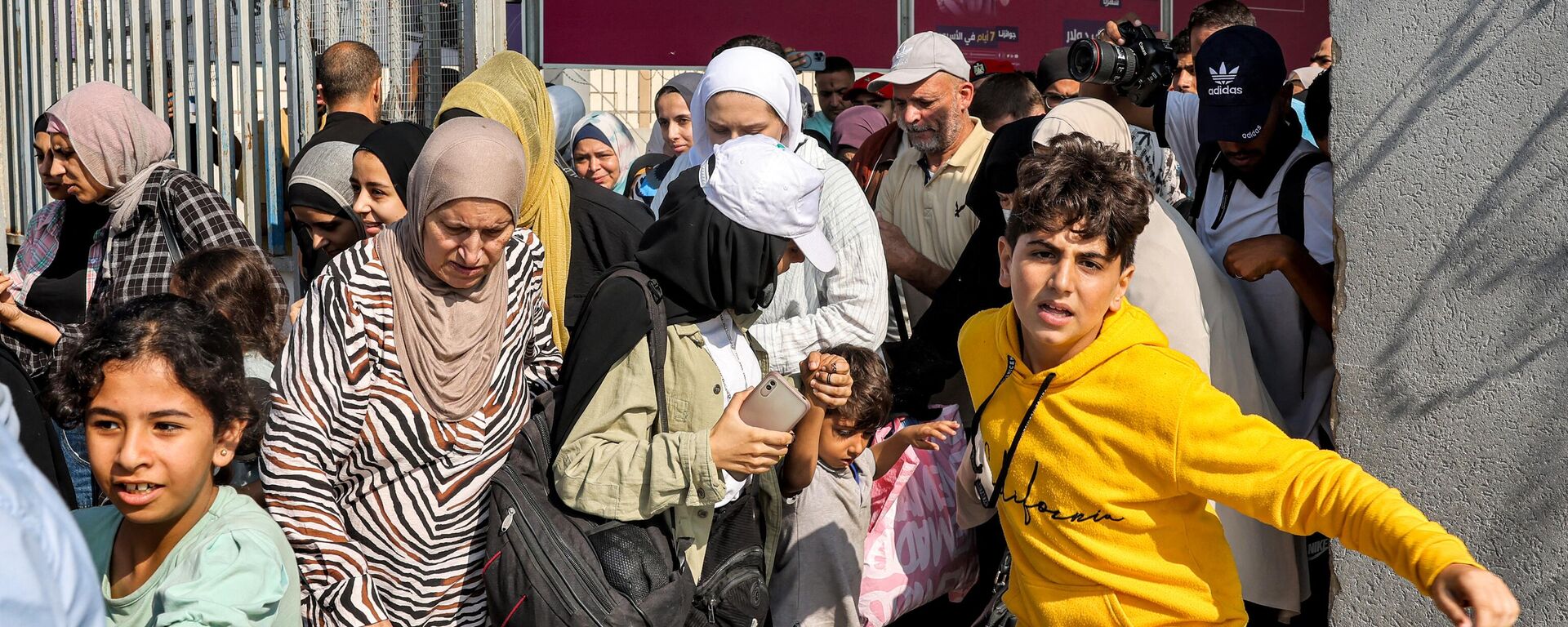 مواطنون من حاملي الجوازات الأجنبية، الجنسيات الأجنبية، في معبر رفح، قطاع غزة، مصر - سبوتنيك عربي, 1920, 07.11.2023