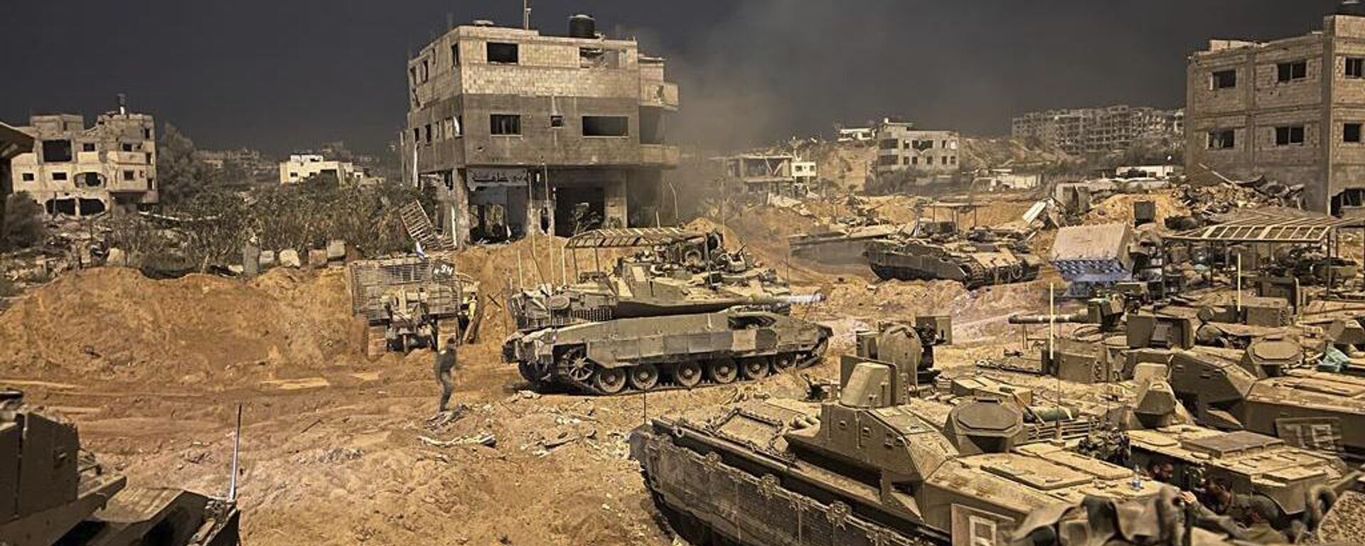 عملية برية في قطاع غزة - الجيش الإسرائيلي مدعوم بآليات عسكرية ودبابات - سبوتنيك عربي, 1920, 07.04.2024