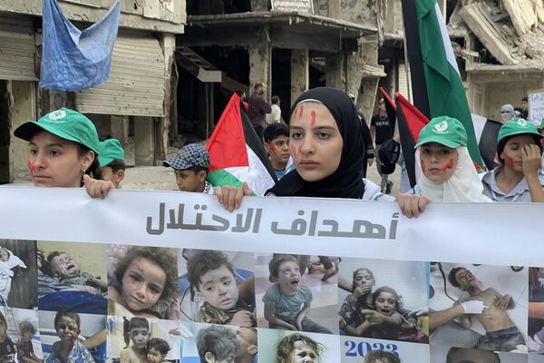 متظاهرون بمخيم اليرموك للاجئين الفلسطينيين ينددون بالصمت الدولي حيال مجازر إسرائيل في غزة - سبوتنيك عربي