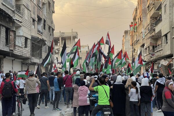 متظاهرون بمخيم اليرموك للاجئين الفلسطينيين ينددون بالصمت الدولي حيال مجازر إسرائيل في غزة - سبوتنيك عربي