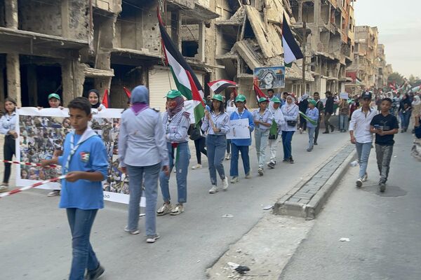 متظاهرون بمخيم اليرموك للاجئين الفلسطينيين ينددون بالصمت الدولي حيال مجازر إسرائيل في غزة - سبوتنيك عربي