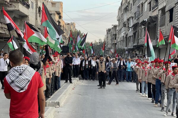 متظاهرون بمخيم اليرموك للاجئين الفلسطينيين ينددون بالصمت الدولي حيال مجازر إسرائيل في غزة - سبوتنيك عربي