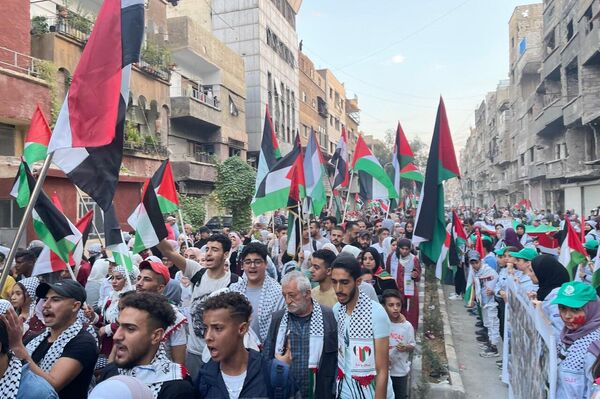 متظاهرون بمخيم اليرموك للاجئين الفلسطينيين ينددون بالصمت الدولي حيال مجازر إسرائيل في غزة - سبوتنيك عربي