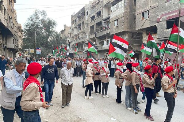 متظاهرون بمخيم اليرموك للاجئين الفلسطينيين ينددون بالصمت الدولي حيال مجازر إسرائيل في غزة - سبوتنيك عربي