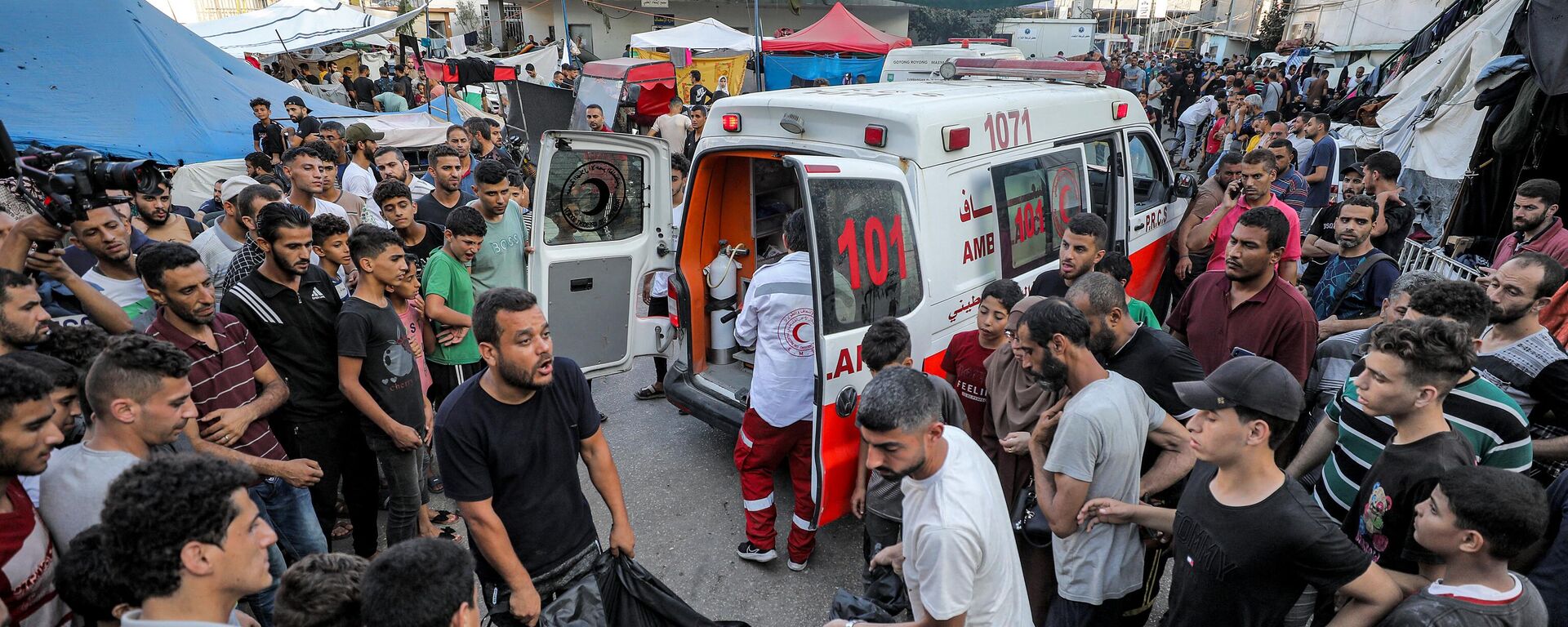 إخراج جثمان أحد الضحايا الذين قُتلوا في القصف الإسرائيلي من سيارة إسعاف تصل إلى مستشفى الشفاء في مدينة غزة في 2 نوفمبر 2023 - سبوتنيك عربي, 1920, 23.06.2024