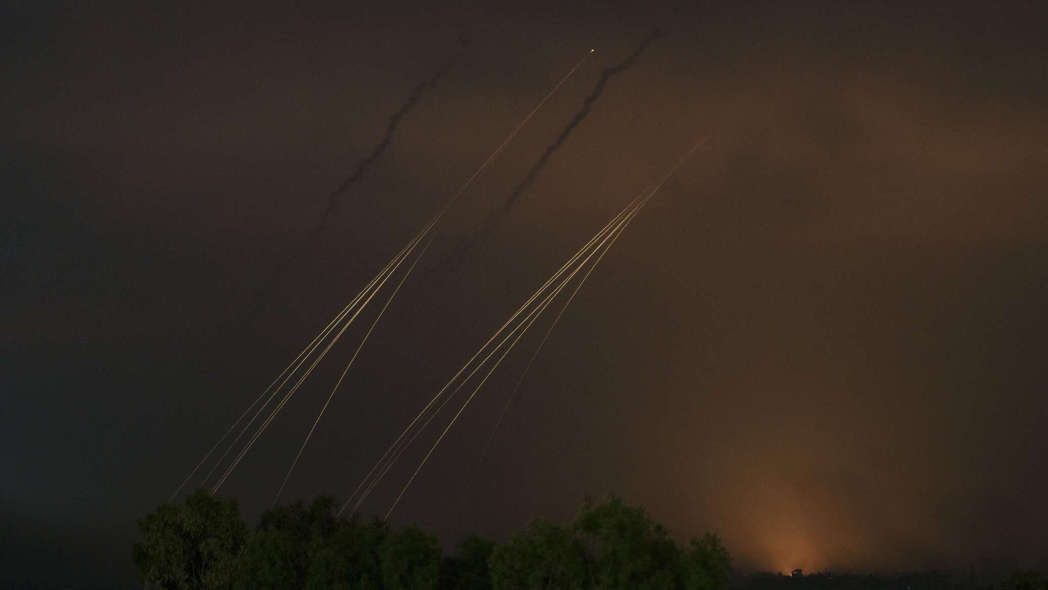 إعلام فلسطيني: قصف إسرائيلي في غزة واقتحامات في الضفة الغربية