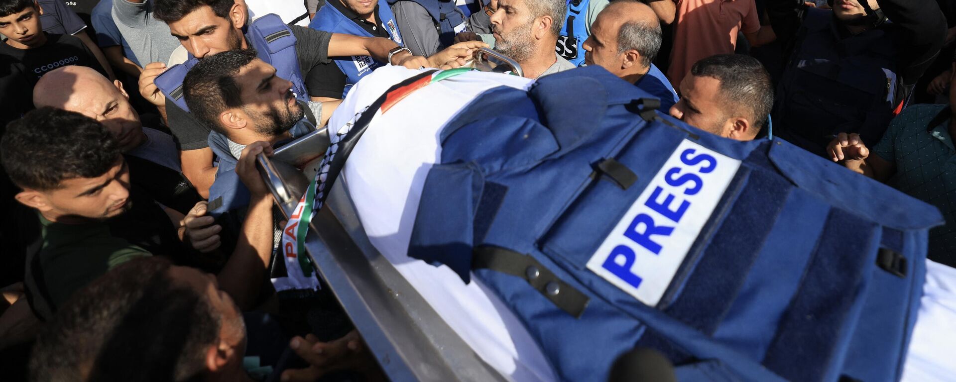 تشييع جثمان الصحفي في تلفزيون فلسطين محمد أبو حطب الذي قتل في قصف إسرائيلي على منزله بخان يونس، جنوب قطاع غزة في 3 نوفمبر 2023 - سبوتنيك عربي, 1920, 04.11.2023