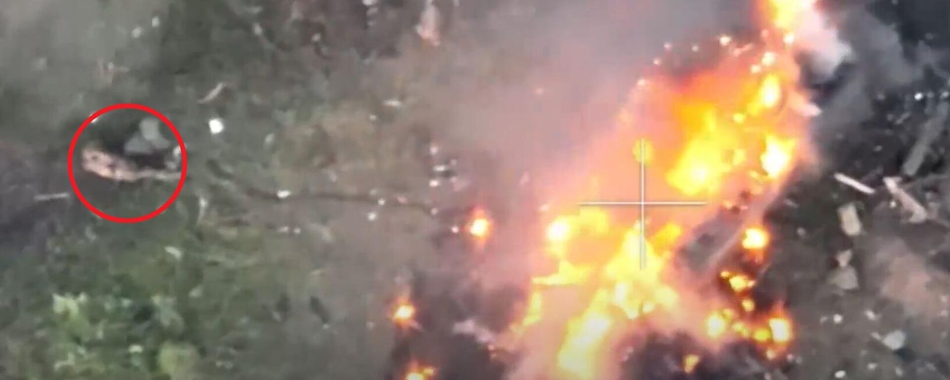 جندي أوكراني يهرب من مدرعته المحترقة بعد استهدافها بقذيفة روسية  - سبوتنيك عربي, 1920, 04.11.2023