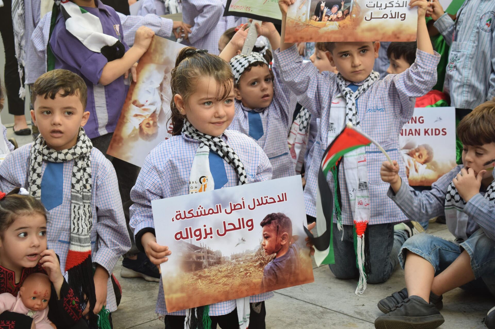 أطفال مخيمات بيروت يتضامنون مع أطفال غزة أمام مقر الصليب الأحمر الدولي - سبوتنيك عربي, 1920, 07.11.2023