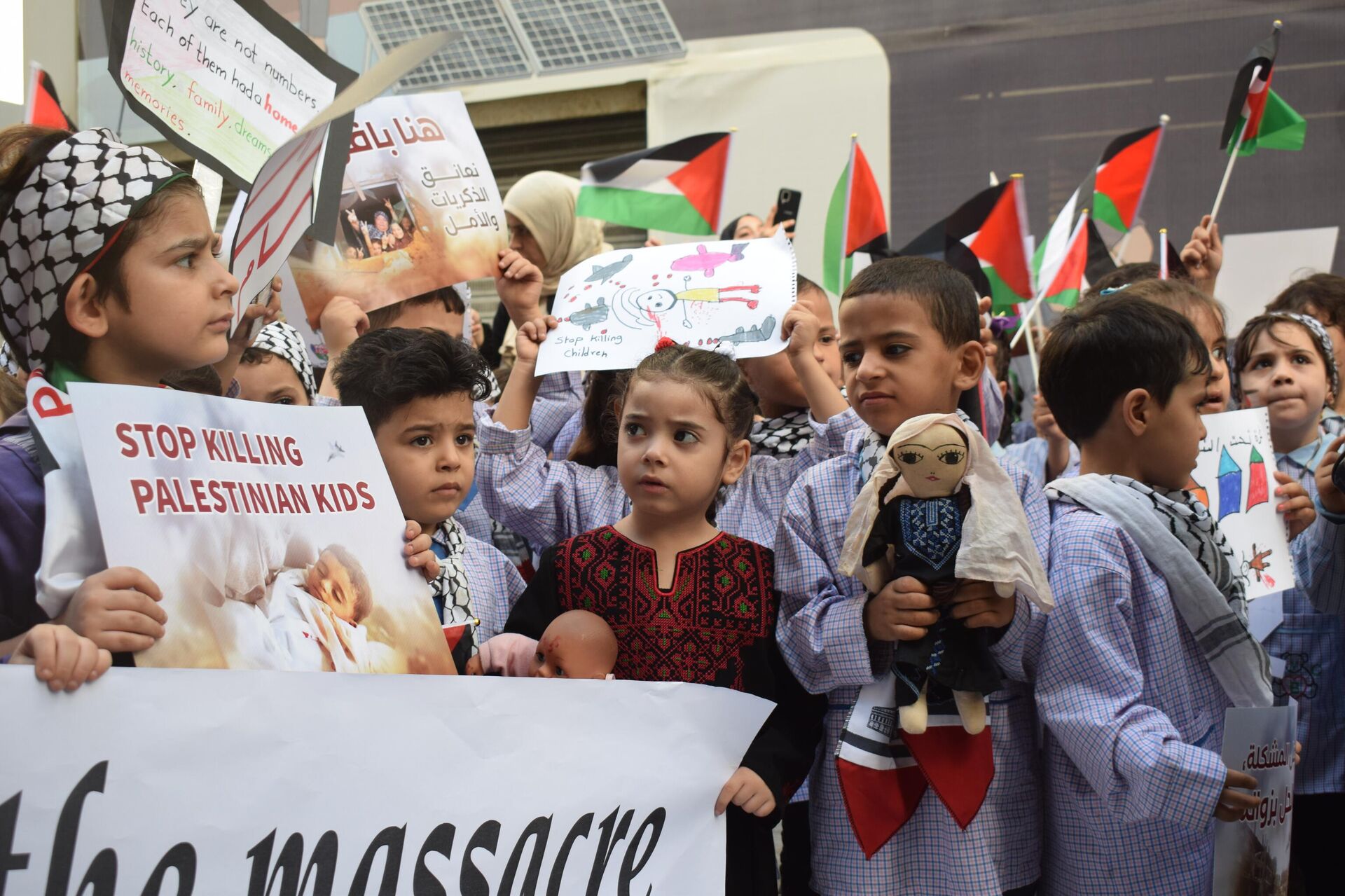 أطفال مخيمات بيروت يتضامنون مع أطفال غزة أمام مقر الصليب الأحمر الدولي - سبوتنيك عربي, 1920, 07.11.2023