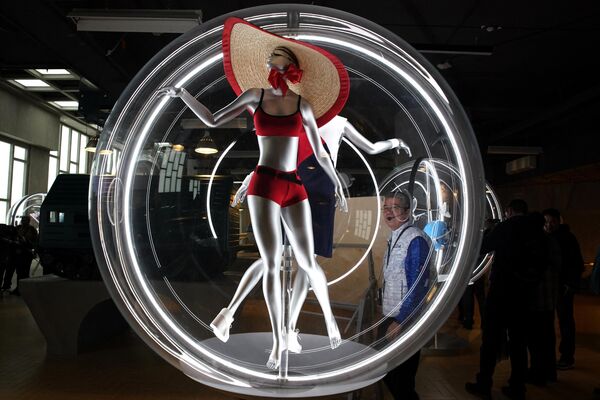 رجل ينظر إلى معرض في جناح أتوم، وهو مركز معارض دائم مصمم لإظهار أهم الإنجازات في تاريخ روسيا القديم والحديث في صناعة الطاقة النووية، في مركز عموم روسيا للمعارض في دي إن خا في موسكو، روسيا 4 نوفمبر 2023. - سبوتنيك عربي