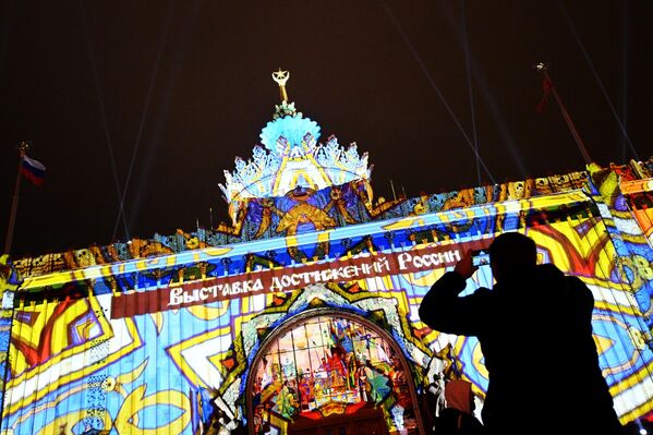 رجل يلتقط صورة لجناح "رقم 58"، في مركز معارض دائم مصمم لإظهار أهم الإنجازات في تاريخ روسيا القديم والحديث في صناعة الطاقة النووية، في معرض عموم روسيا للمعارض (في دي إن خا) في موسكو، روسيا 4 نوفمبر 2023. - سبوتنيك عربي