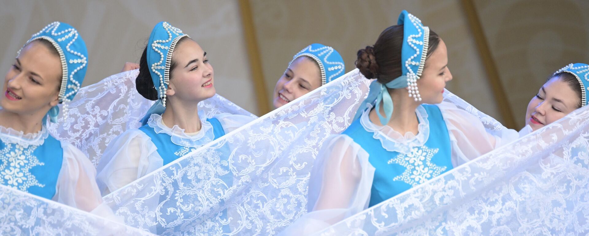 أداء فرقة الرقص الشعبي فدوخنوفينيه (الإلهام) خلال المسابقة الدولية لإبداع الأطفال والشباب على مسرح المعرض الدولي للمنتدى روسيا أداء فرقة الرقص الشعبي فدوخنوفينيه (الإلهام) خلال المسابقة الدولية لإبداع الأطفال والشباب على مسرح المعرض الدولي للمنتدى روسيا - سبوتنيك عربي, 1920, 08.12.2025