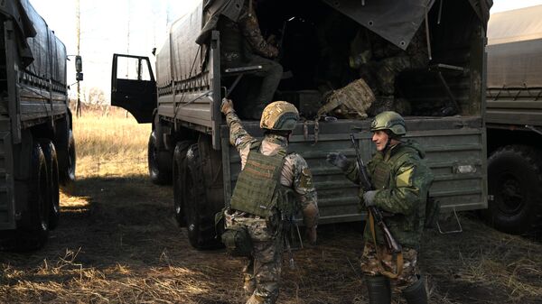 جنود من القوات المسلحة الروسية في أحد ساحات التدريب في منطقة العملية العسكرية الخاصة - سبوتنيك عربي