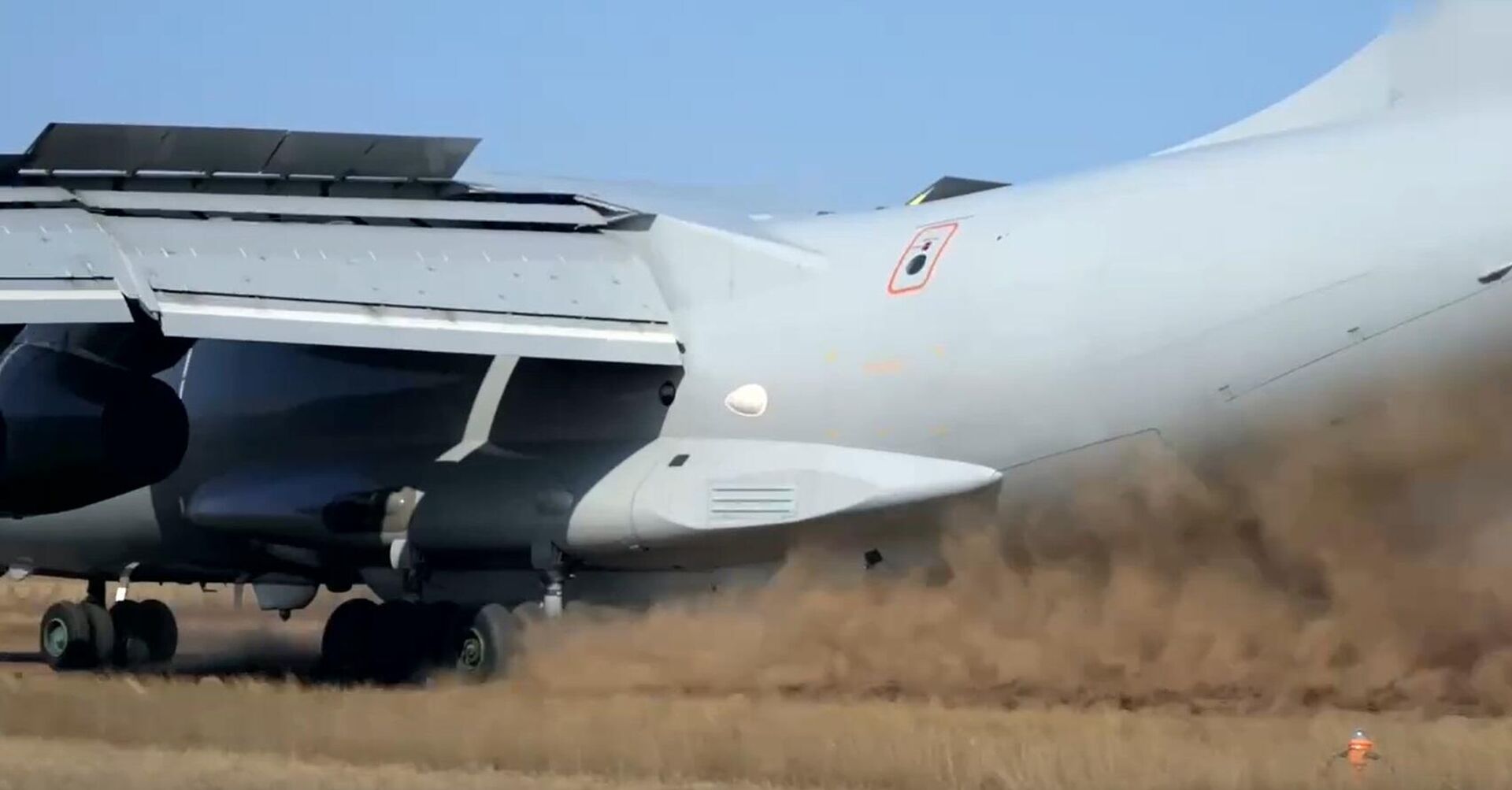 طائرة روسية من طراز إيل-76 أم دي – 90أ جديدة تنجح باجتياز اختبارات الهبوط والإقلاع على مدرج ترابي - سبوتنيك عربي, 1920, 06.02.2024